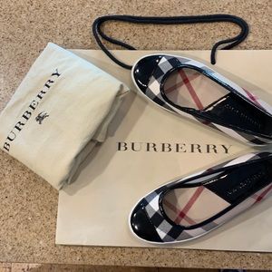 NWOT Burberry Flats Size 37